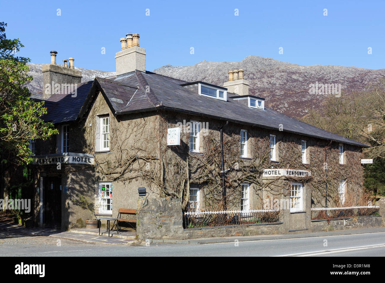 Pen-y-Gwryd hotel pub anteriore nel Parco Nazionale di Snowdonia in Nant-y-Gwryd, Gwynedd, il Galles del Nord, Regno Unito, Gran Bretagna Foto Stock