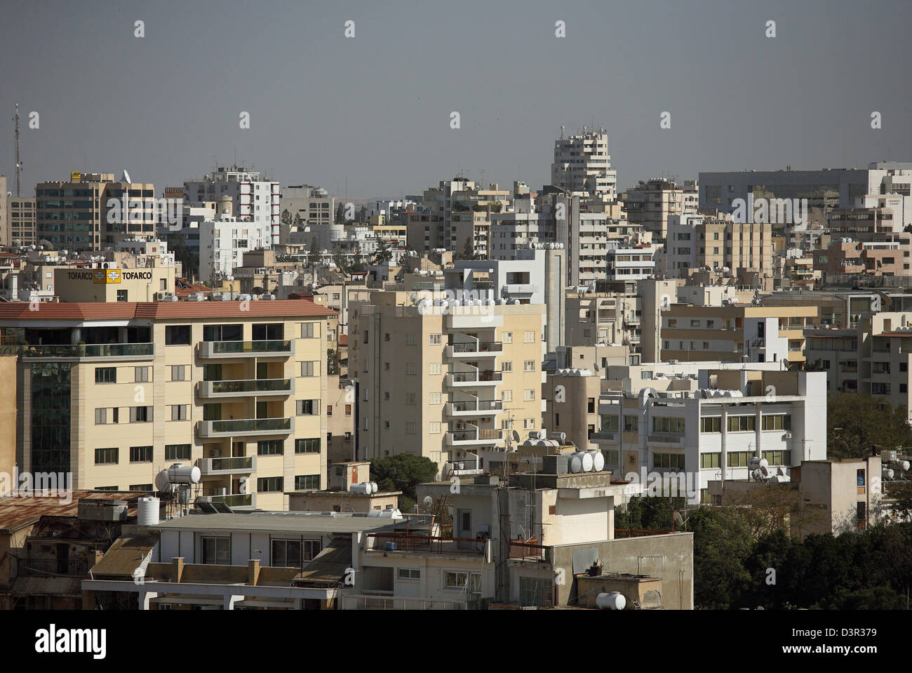 Nicosia, Cipro, vecchi e nuovi edifici nella parte greca della città Foto Stock