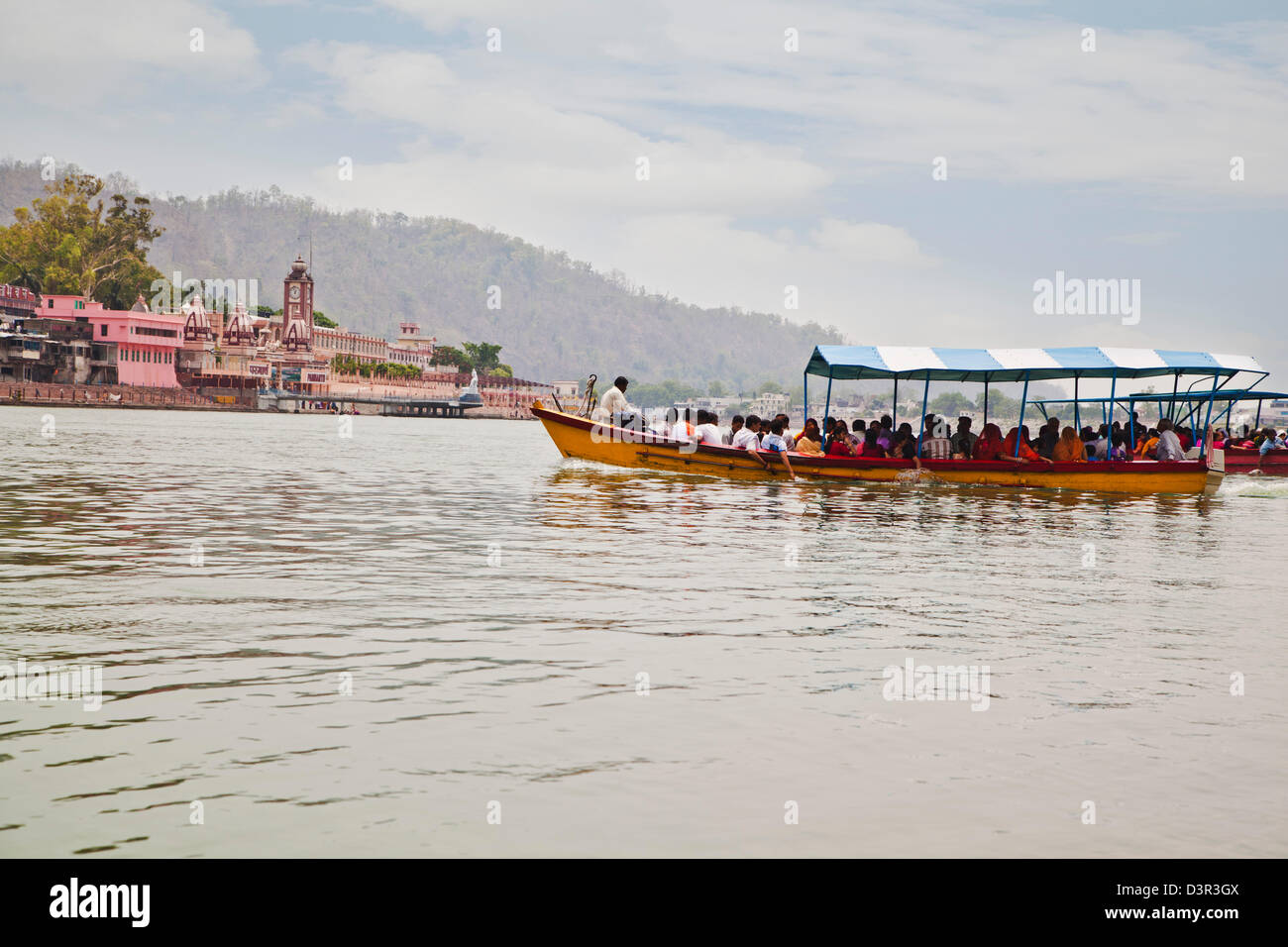 Chi viaggia in barca nel fiume Gange, Rishikesh, Uttarakhand, India Foto Stock
