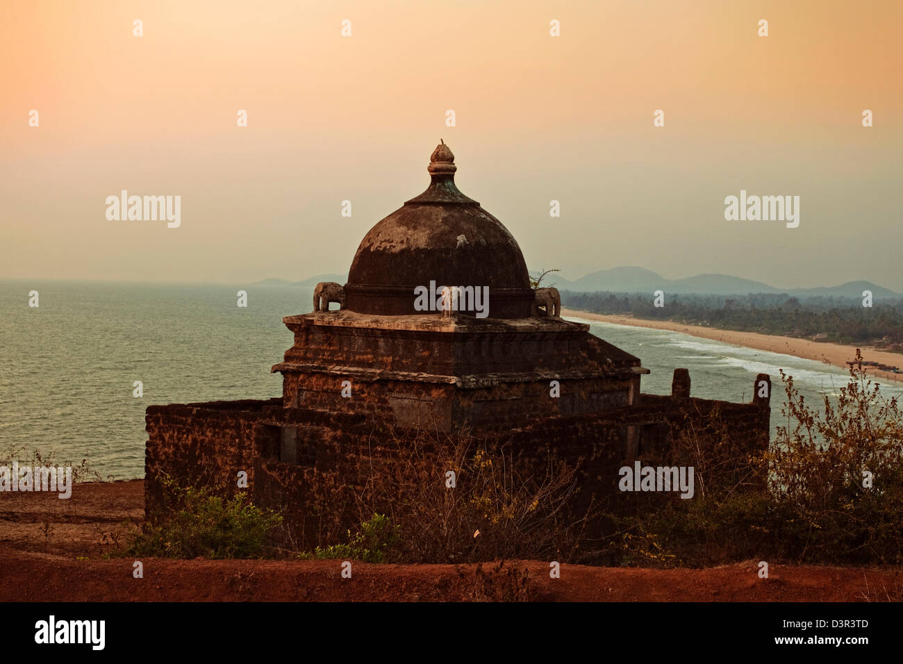 Piccolo antico tempio indù dal mare. India, Gokarna Foto Stock