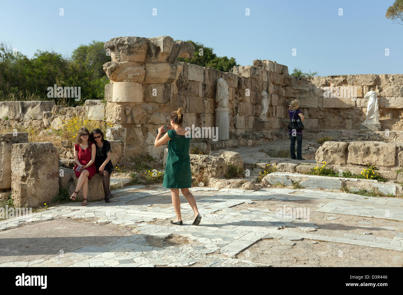 Famagusta, Repubblica Turca di Cipro del Nord, i turisti presso la Scuola Spa Foto Stock