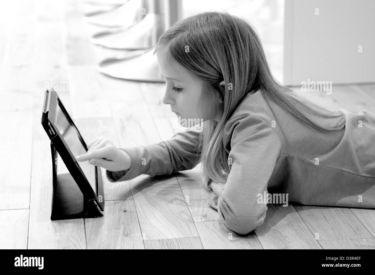 Giovane ragazza che gioca su un iPad di Apple computer tablet Foto Stock