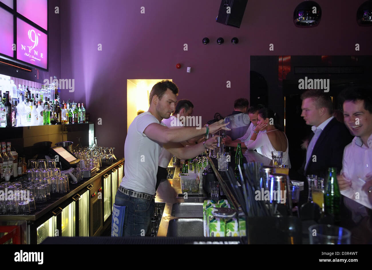 Varsavia, Polonia, un barman si mescola un drink al club di nove Foto Stock