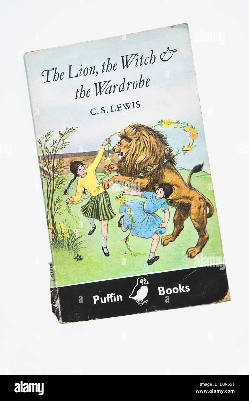 Il leone la strega e l'armadio, da C S Lewis, un Puffin libro in brossura, leggermente usurata - un bene amato classico childrens' story. Foto Stock