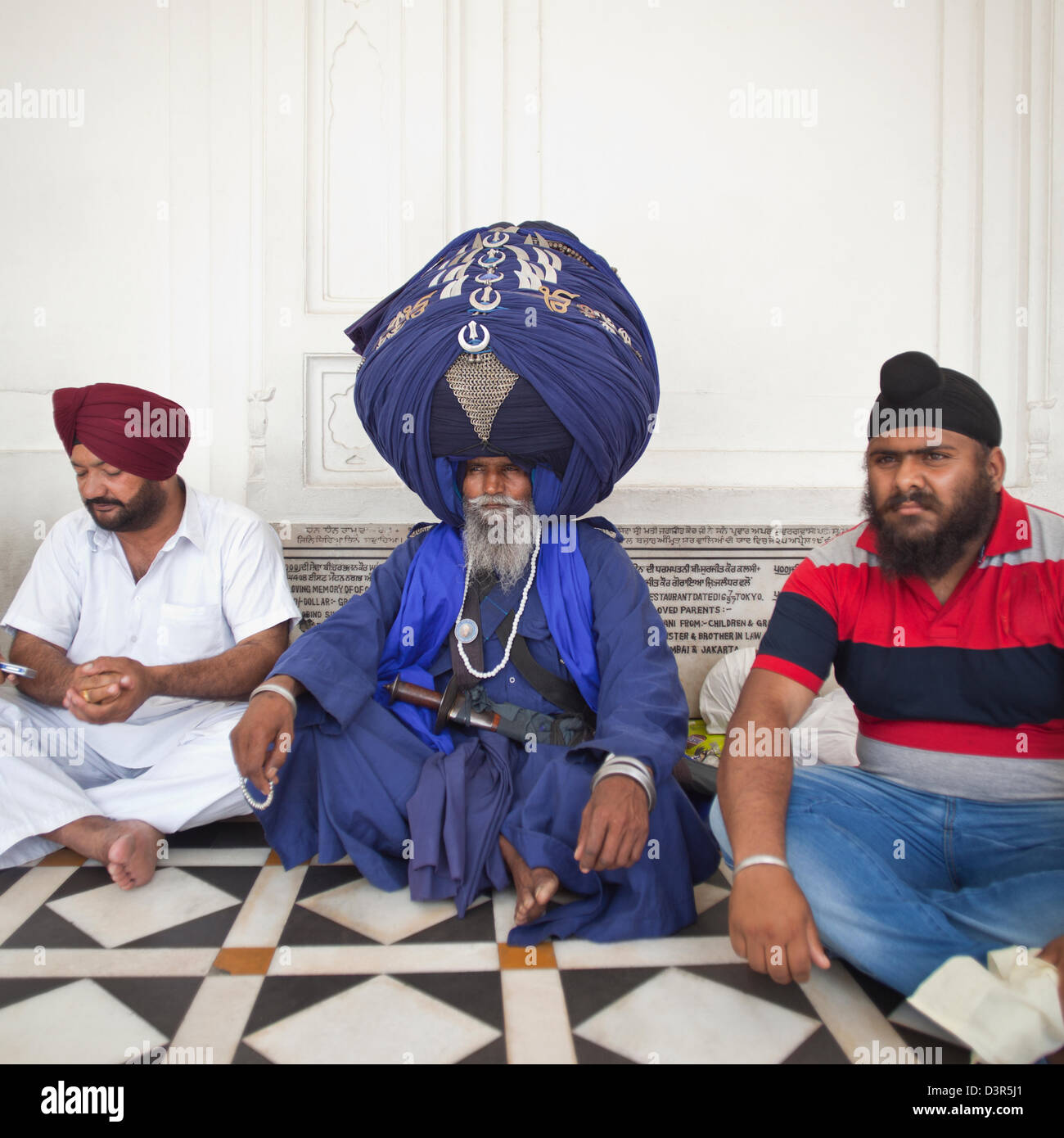 Nihang seduta Sikh in tradizionali abiti religiosi, Tempio Dorato, Amritsar Punjab, India Foto Stock