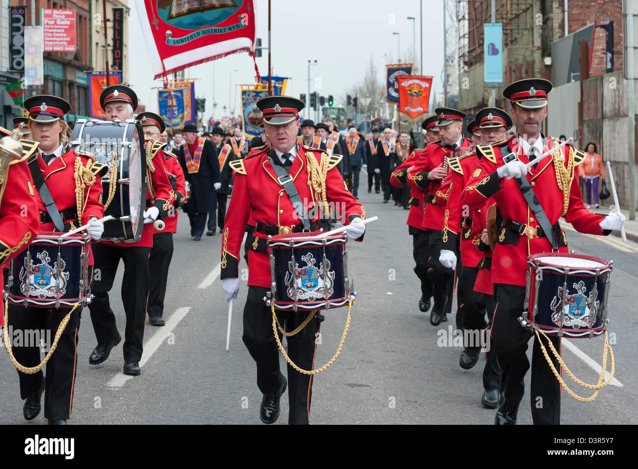 Belfast, Regno Unito. Il 23 febbraio 2013. In occasione della commemorazione di James Cummings & Fred Starrett, membri dell'Ulster Defence Regiment, persone marzo nel centro di Belfast oggi. I due uomini sono stati implementati per proteggere il sito di costruzione che doveva diventare il: CastleCourt Shopping Centre nel centro di Belfast. Nel febbraio 24th, 1988 entrambi gli uomini sono stati uccisi da una bomba dell'IRA in Royal Avenue. Credito: Lee Thomas / Alamy Live News Foto Stock