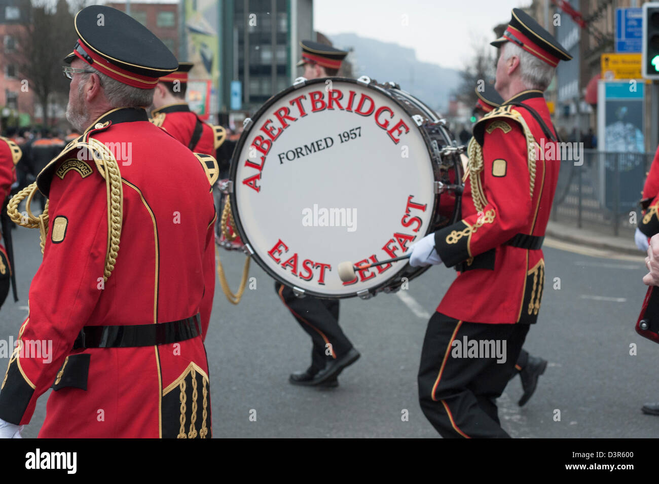 Belfast, Regno Unito. Il 23 febbraio 2013. In occasione della commemorazione di James Cummings & Fred Starrett, membri dell'Ulster Defence Regiment, persone marzo nel centro di Belfast oggi. I due uomini sono stati implementati per proteggere il sito di costruzione che doveva diventare il: CastleCourt Shopping Centre nel centro di Belfast. Nel febbraio 24th, 1988 entrambi gli uomini sono stati uccisi da una bomba dell'IRA in Royal Avenue. Credito: Lee Thomas / Alamy Live News Foto Stock