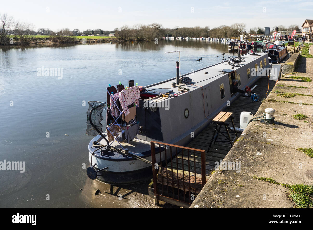 Canal chiatte ormeggiate lungo la riva del fiume e Trento a Beeston serratura, Nottinghamshire. Foto Stock