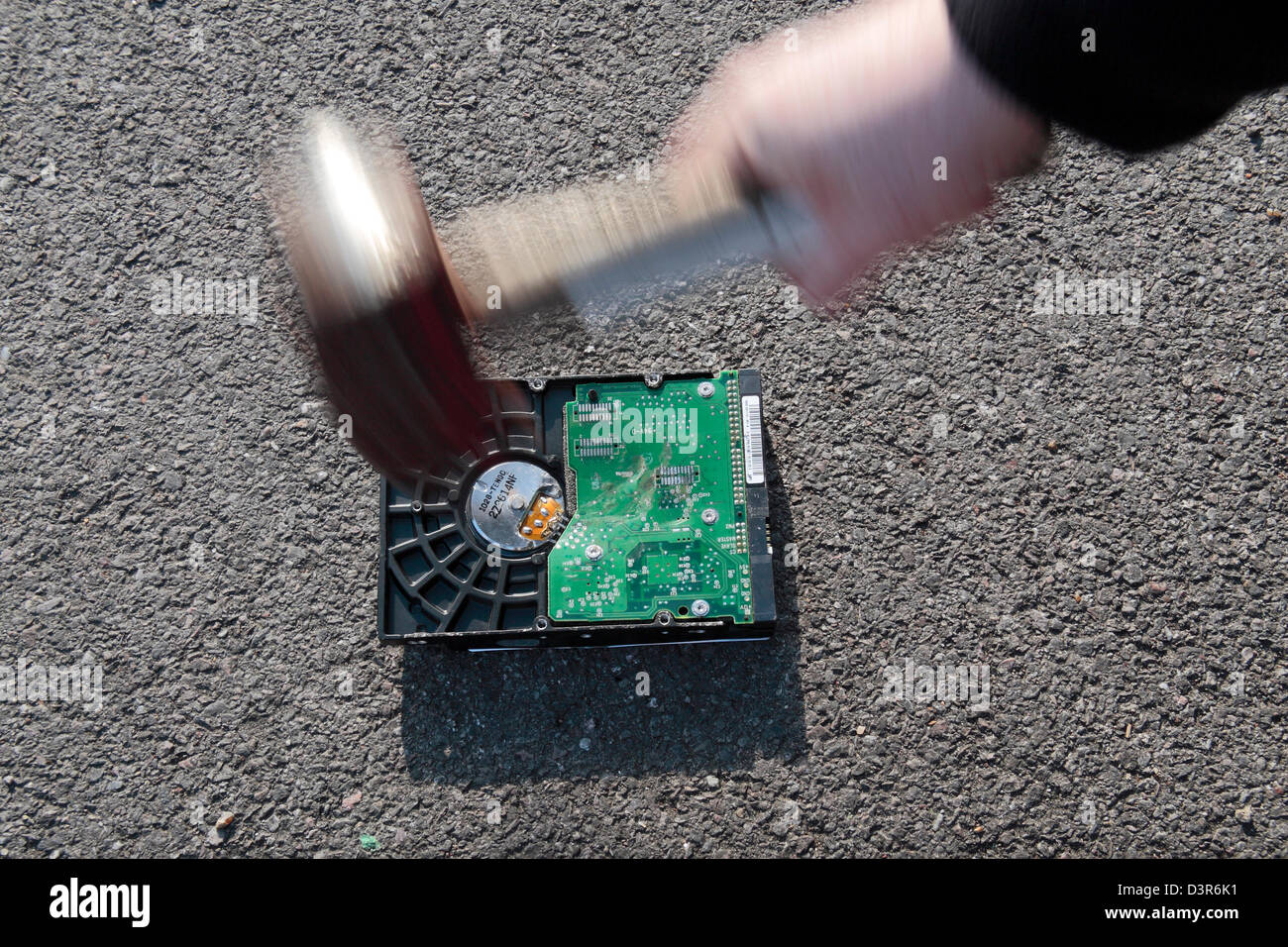 Un martello per colpire un personal computer il disco rigido in un tentativo di evitare che i dati vengano rubati. Foto Stock