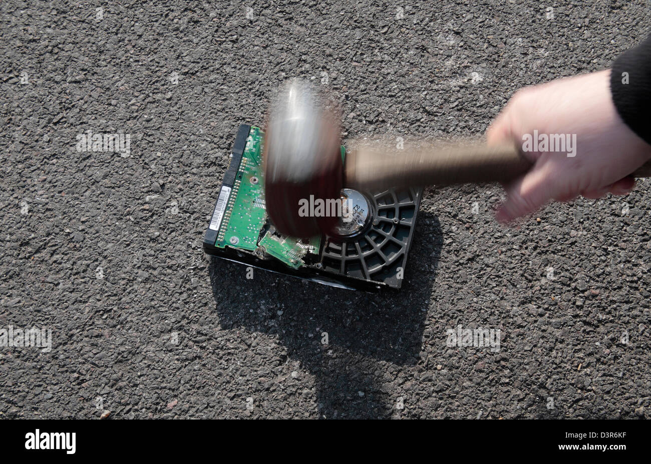 Un martello per colpire un personal computer il disco rigido in un tentativo di evitare che i dati vengano rubati. Foto Stock