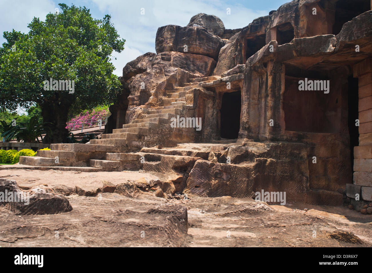 Entrata di un antico Grotta, Udayagiri e Khandagiri Grotte, Bhubaneswar, Orissa, India Foto Stock