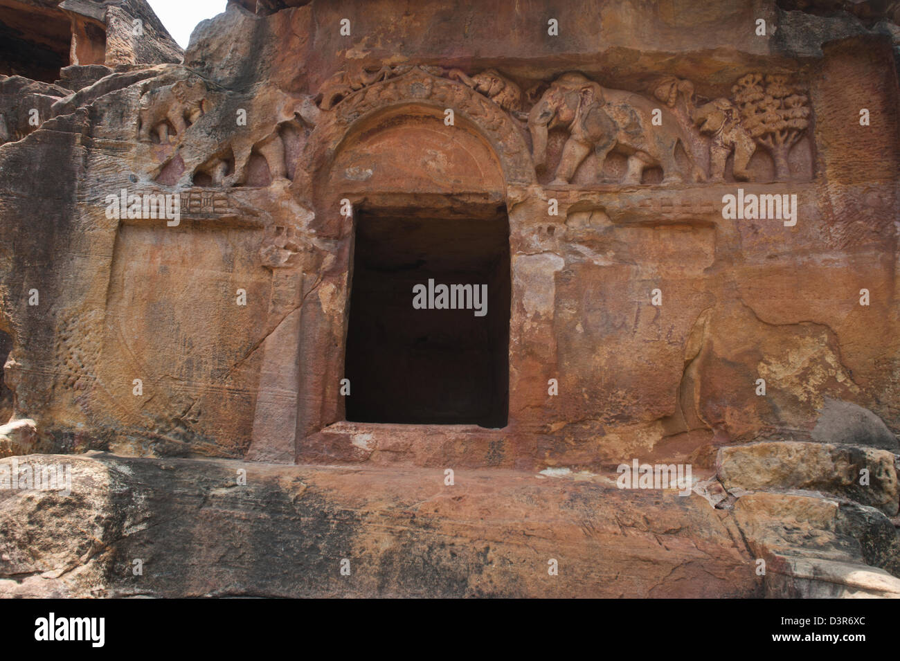 Entrata di un antico Grotta, Udayagiri e Khandagiri Grotte, Bhubaneswar, Orissa, India Foto Stock