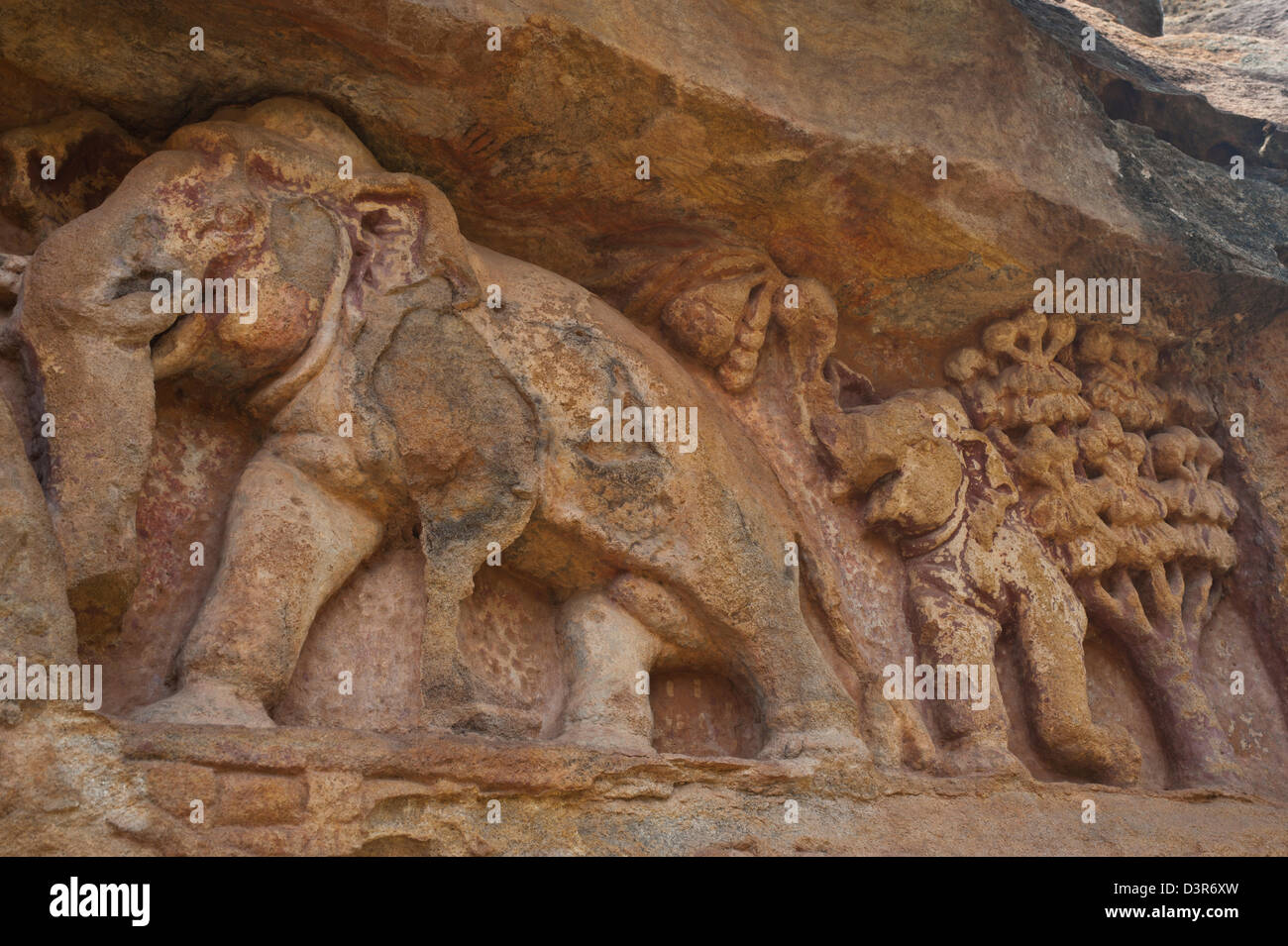 Dettagli della scultura di elefante in corrispondenza di un sito archeologico, Udayagiri e Khandagiri Grotte, Bhubaneswar, Orissa, India Foto Stock