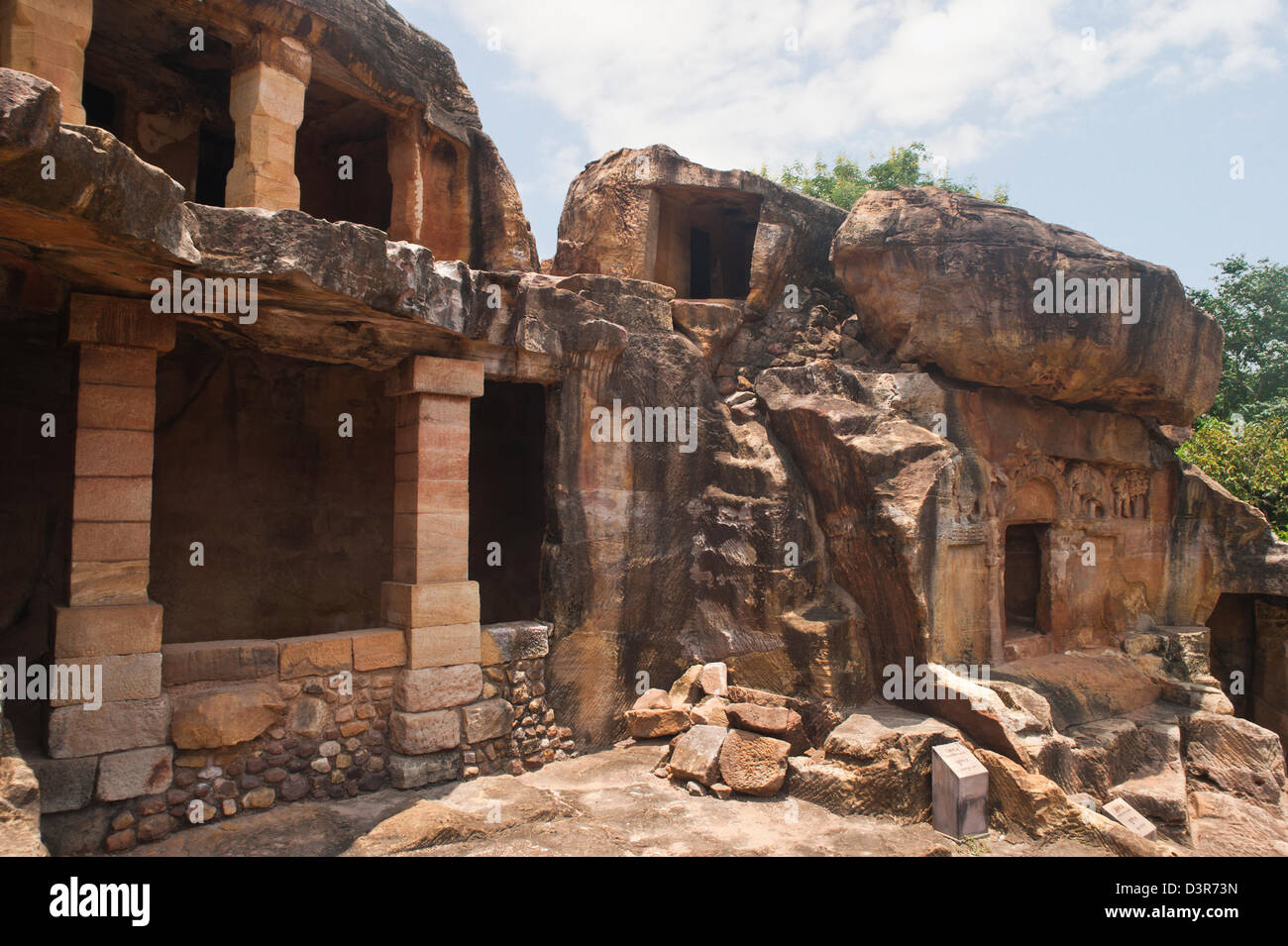 Entrata di un antico Grotta, Udayagiri e Khandagiri Grotte, Bhubaneswar, Orissa, India Foto Stock