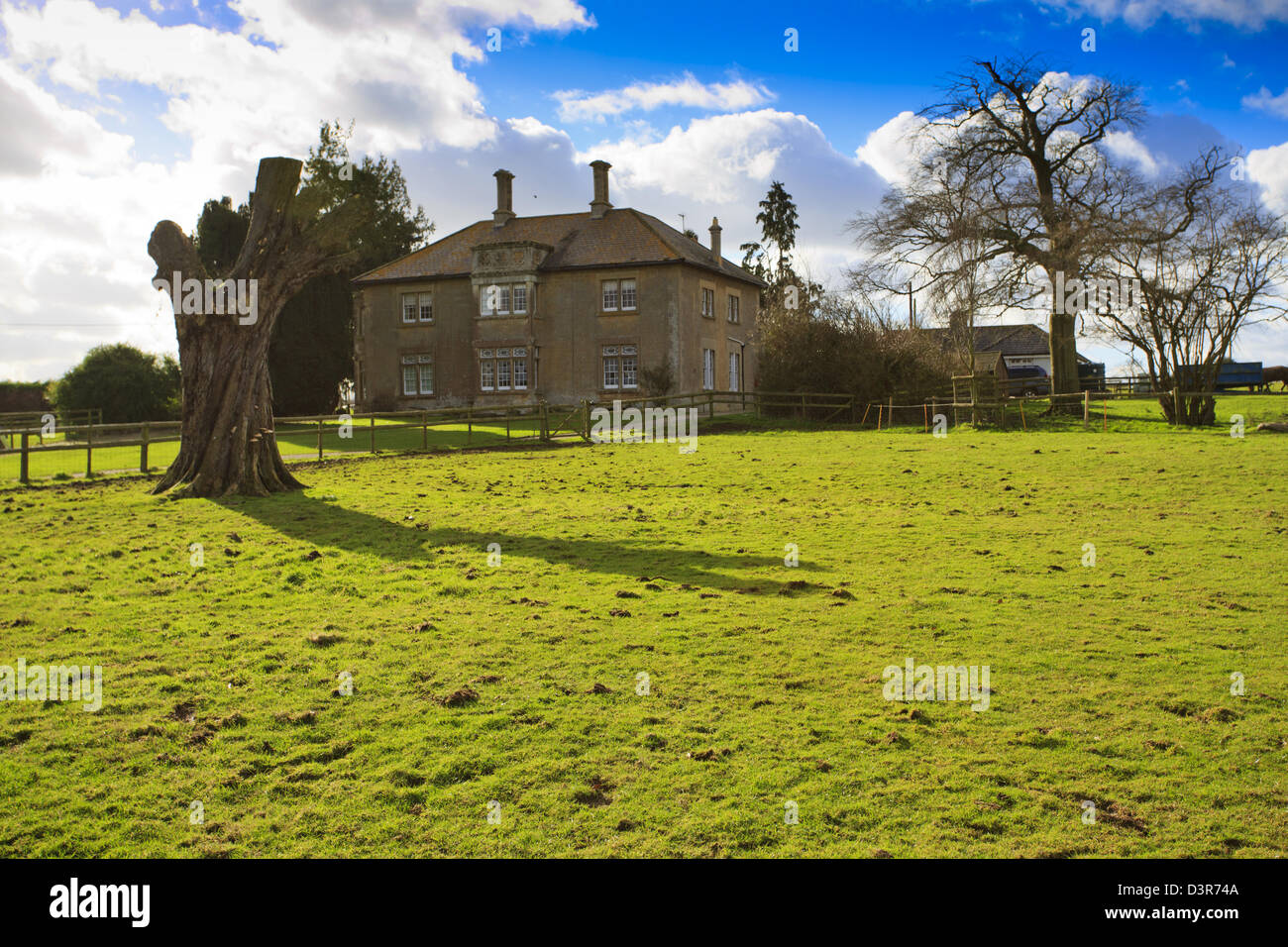 Grandi britannico tradizionale casa colonica con albero morto nella campagna vicino a Swindon Foto Stock