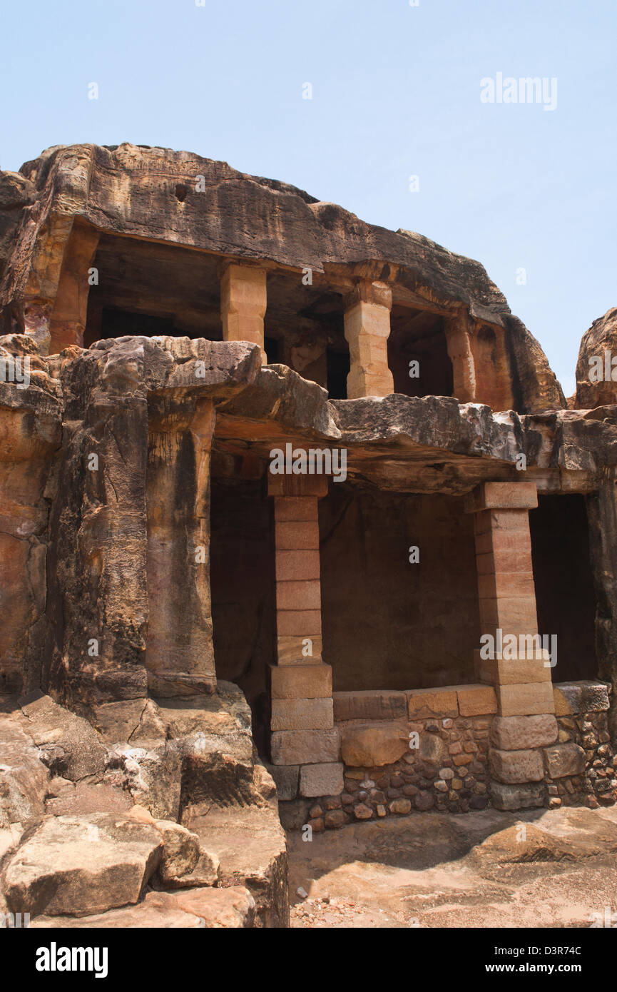 Entrata di un antico Grotta, Udayagiri e Khandagiri Grotte, Bhubaneswar, Orissa, India Foto Stock