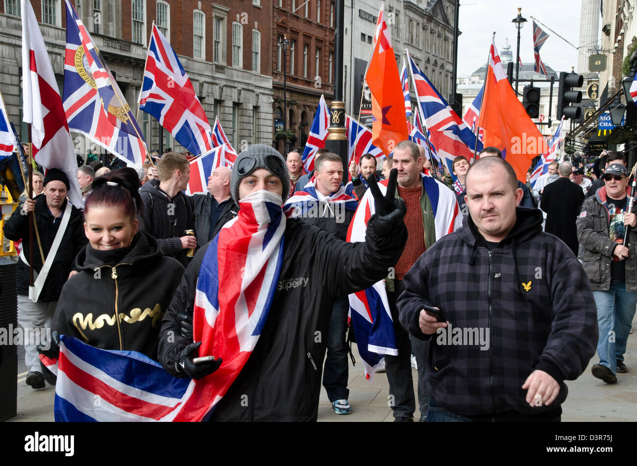 Gruppo di lealisti irlandese marciando attraverso la strada di Londra Foto Stock
