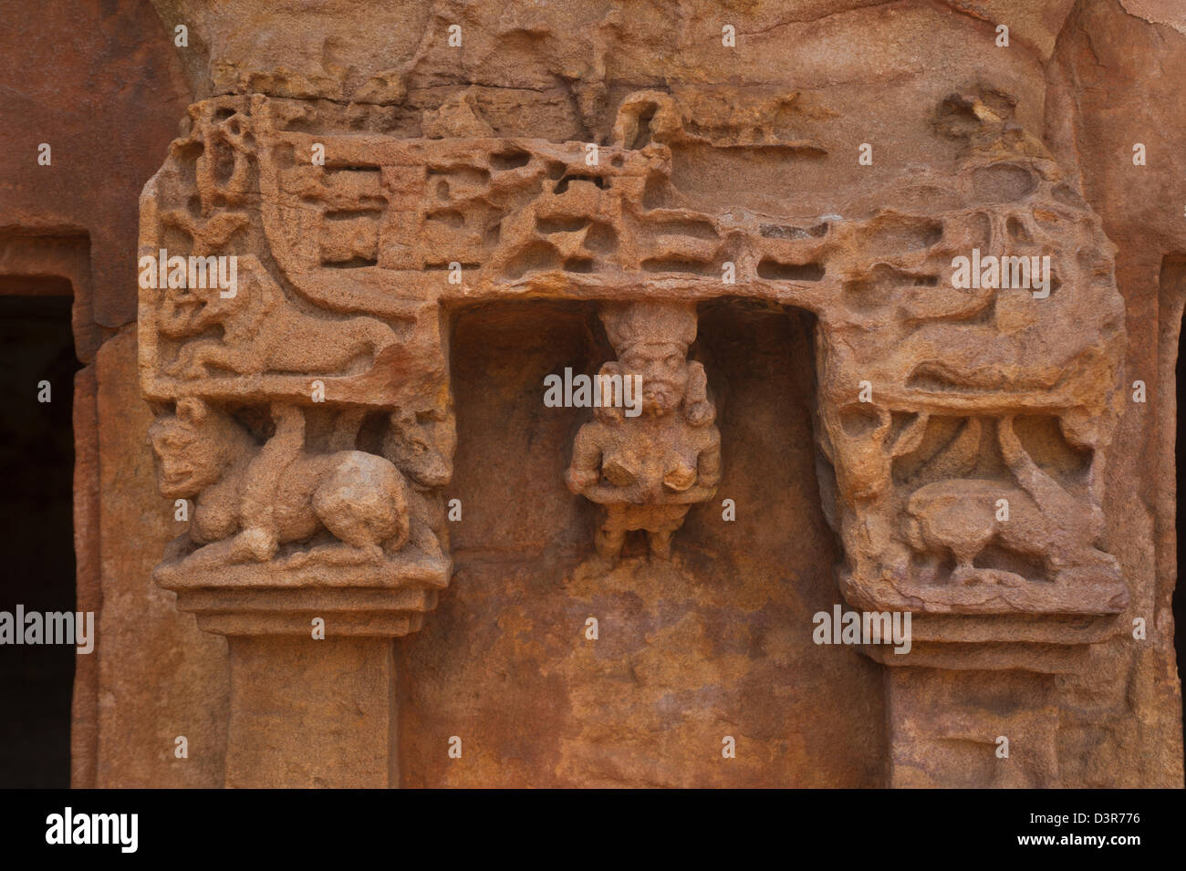 Dettagli di intagli in corrispondenza di un sito archeologico, Udayagiri e Khandagiri Grotte, Bhubaneswar, Orissa, India Foto Stock