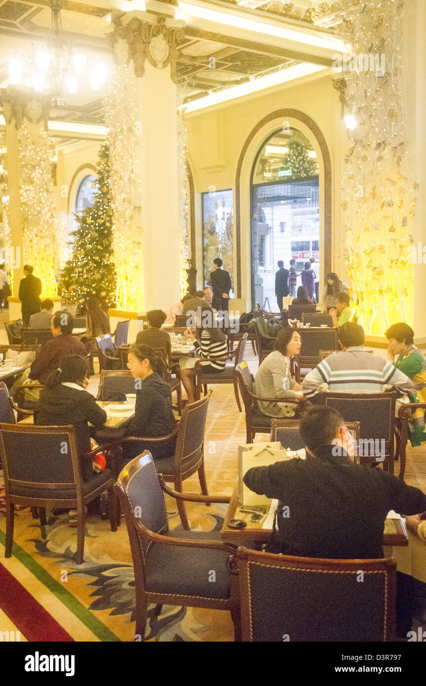 Il tè del pomeriggio tempo in Peninsula Hotel, Hong Kong. Foto Stock