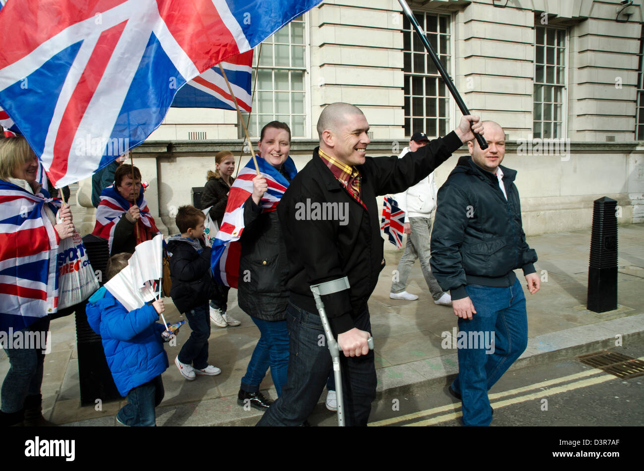 Gruppo di Irish lealisti manifestanti hanno marciato attraverso il centro di Londra sventolando unione JACK Foto Stock