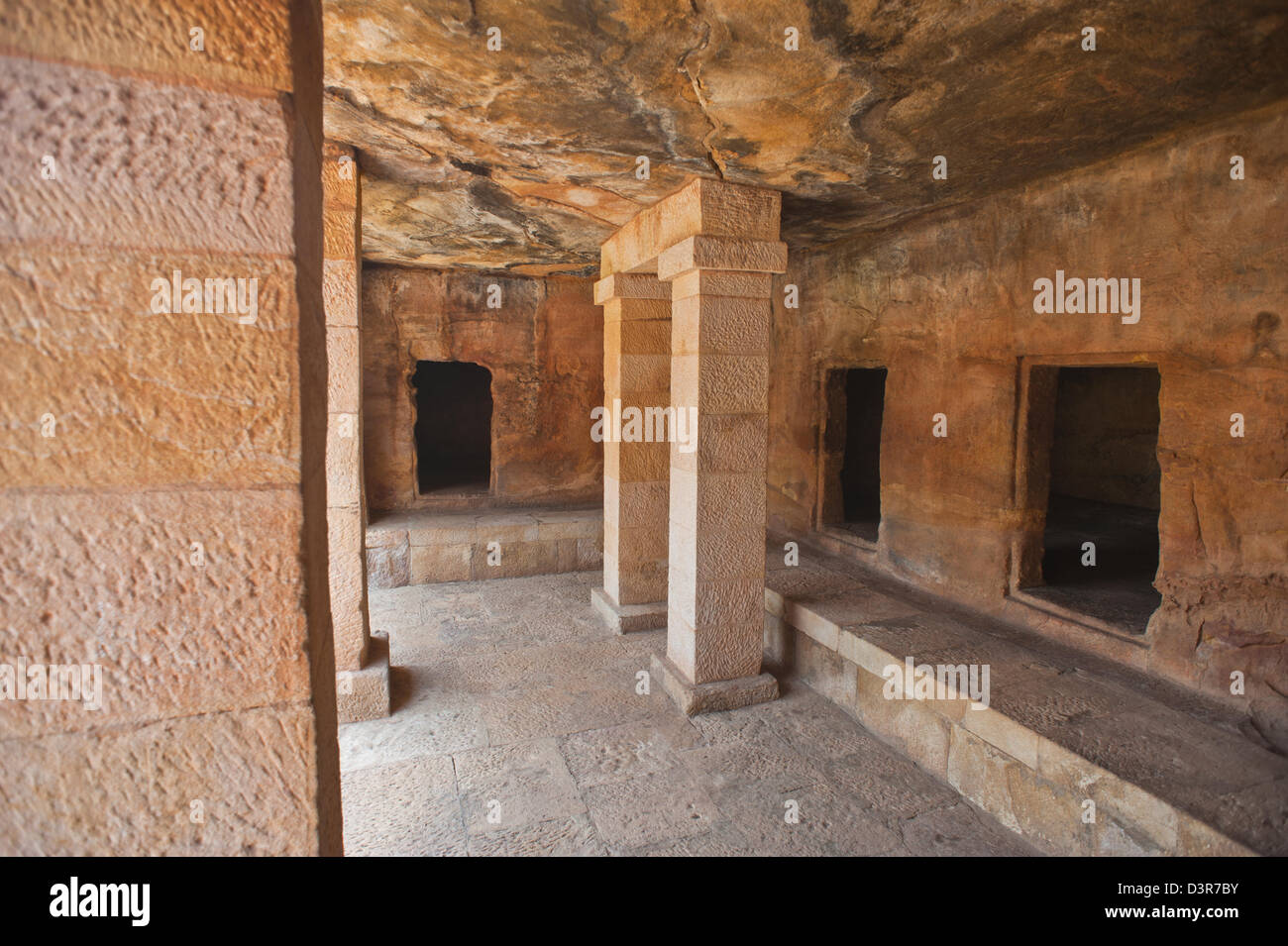 Le rovine di una veranda in corrispondenza di un sito archeologico, Udayagiri e Khandagiri Grotte, Bhubaneswar, Orissa, India Foto Stock