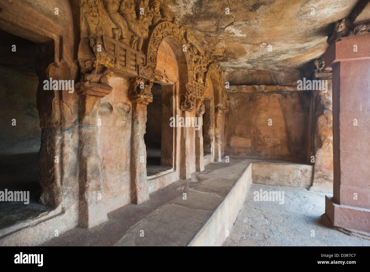 Le rovine di una veranda in corrispondenza di un sito archeologico, Udayagiri e Khandagiri Grotte, Bhubaneswar, Orissa, India Foto Stock