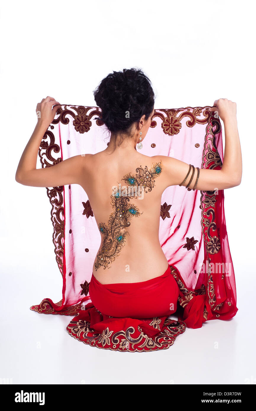 La donna in un sari rosso con Henna Design sul suo indietro Foto Stock