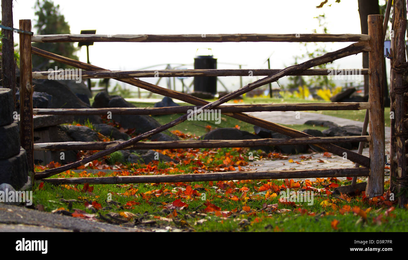 Il vecchio stile in legno cancello di recinzione Foto Stock