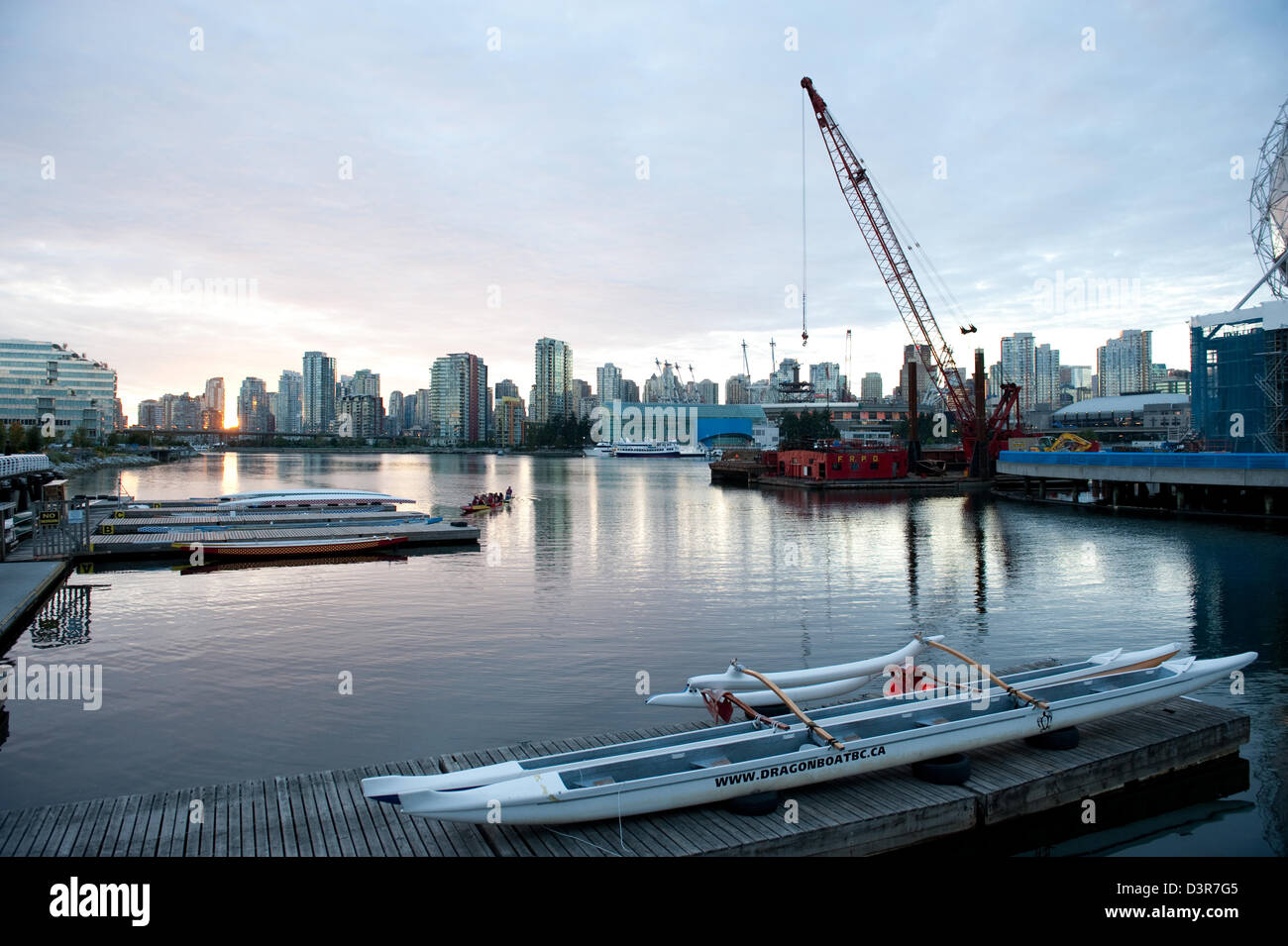 Vancouver, Canada, attracco per le barche a remi su False Creek, Downtown in background Foto Stock