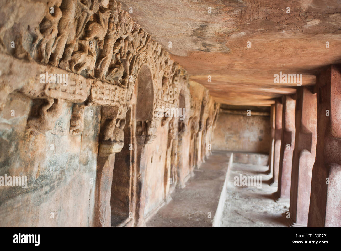 Le rovine di una veranda in corrispondenza di un sito archeologico, Udayagiri e Khandagiri Grotte, Bhubaneswar, Orissa, India Foto Stock