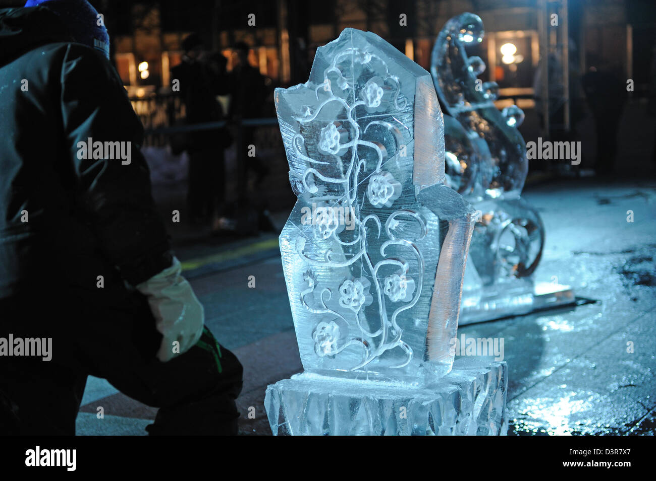 Fare scultura di ghiaccio sulla Plaza vicino al giardino di inverno in Battery Park City, un quartiere di Lower Manhattan. Foto Stock