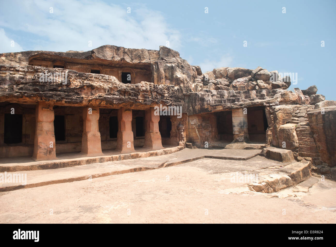 Resti di edifici in corrispondenza di un sito archeologico, Udayagiri e Khandagiri Grotte, Bhubaneswar, Orissa, India Foto Stock