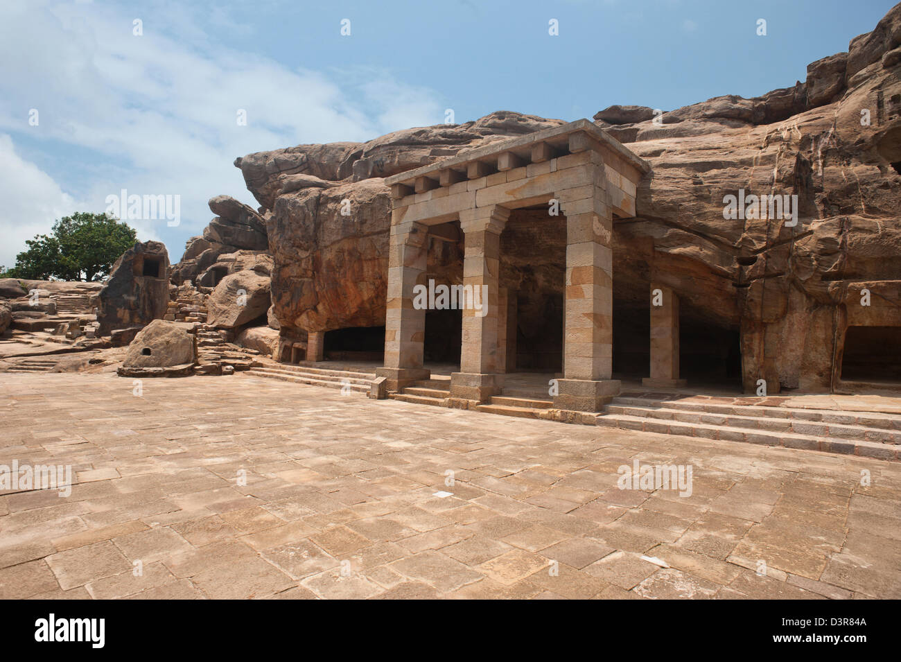 Resti di edifici in corrispondenza di un sito archeologico, Udayagiri e Khandagiri Grotte, Bhubaneswar, Orissa, India Foto Stock
