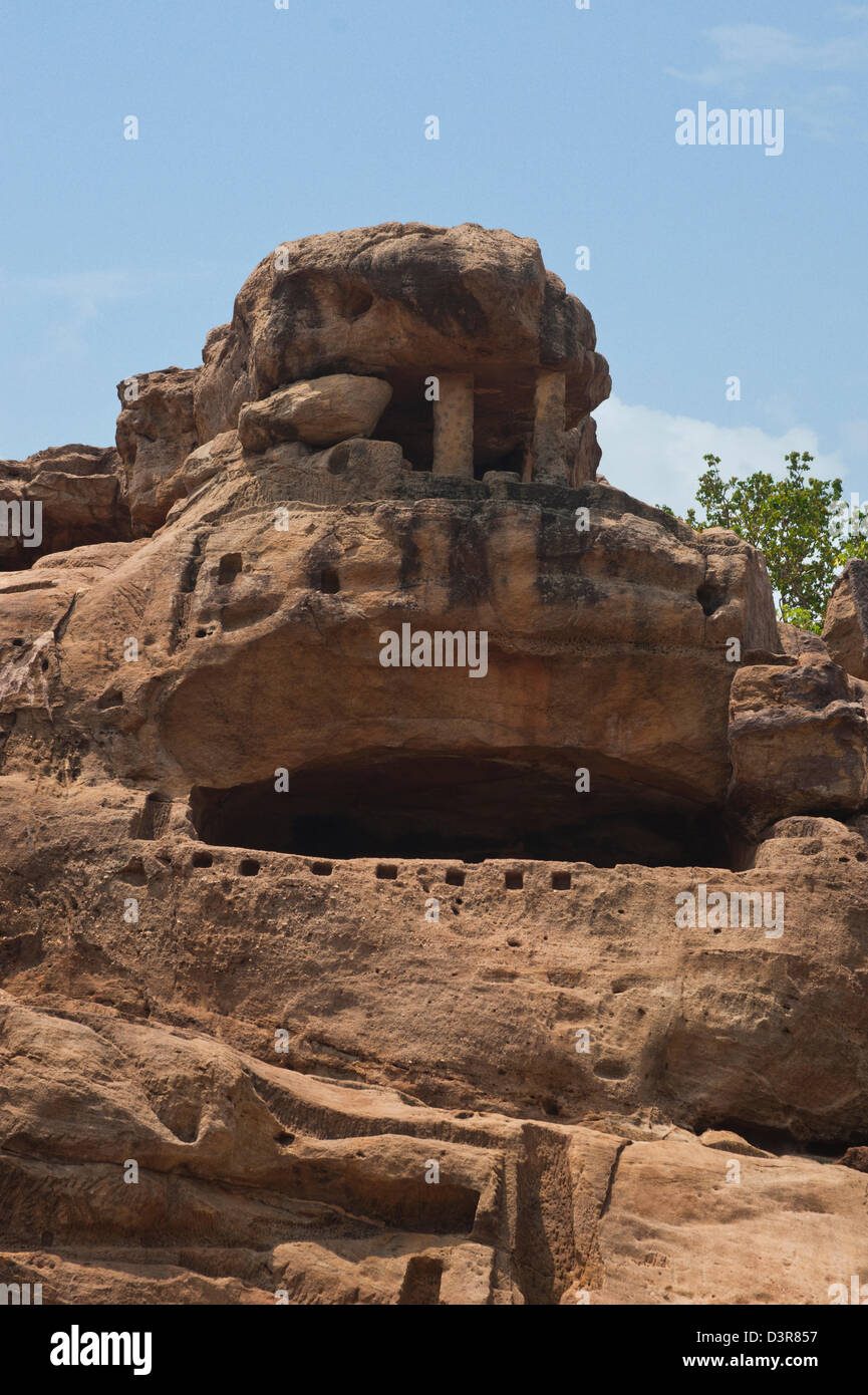 I resti di una antica grotta presso un sito archeologico, Udayagiri e Khandagiri Grotte, Bhubaneswar, Orissa, India Foto Stock