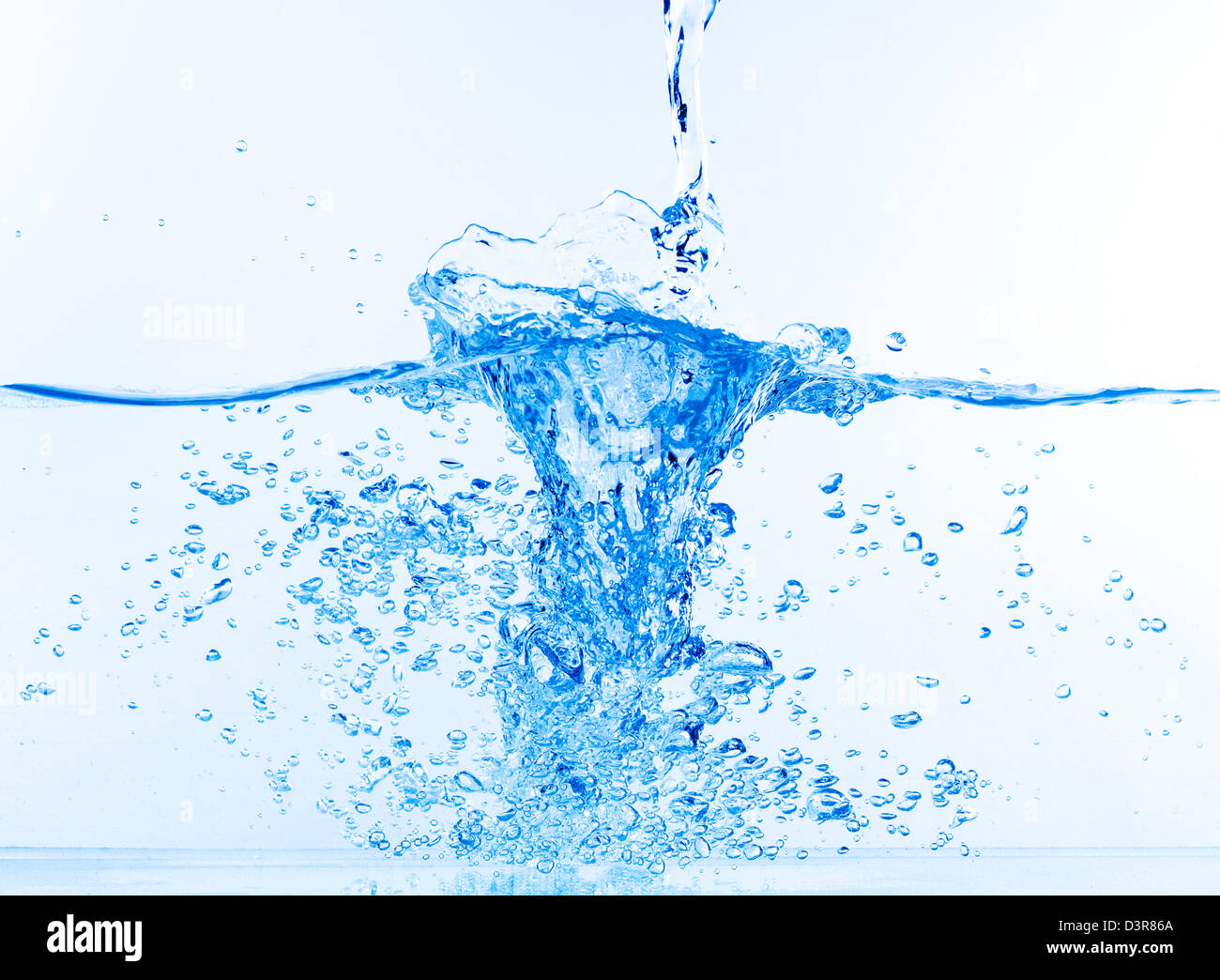 Flusso di acqua che cade in acqua, primo piano Foto Stock