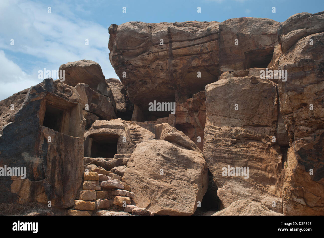 Rovine di antiche grotte presso un sito archeologico, Udayagiri e Khandagiri Grotte, Bhubaneswar, Orissa, India Foto Stock
