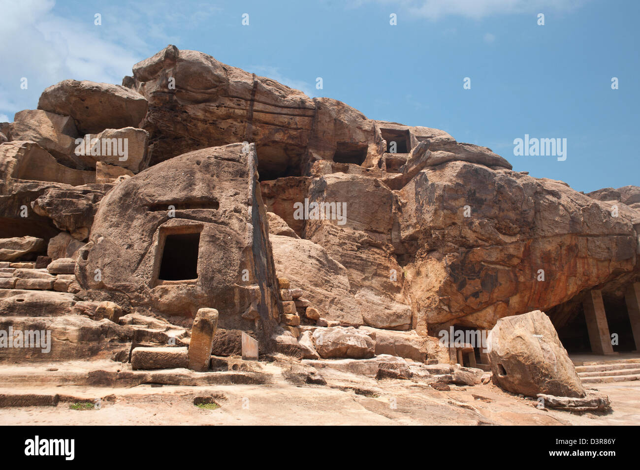 Rovine di antiche grotte presso un sito archeologico, Udayagiri e Khandagiri Grotte, Bhubaneswar, Orissa, India Foto Stock