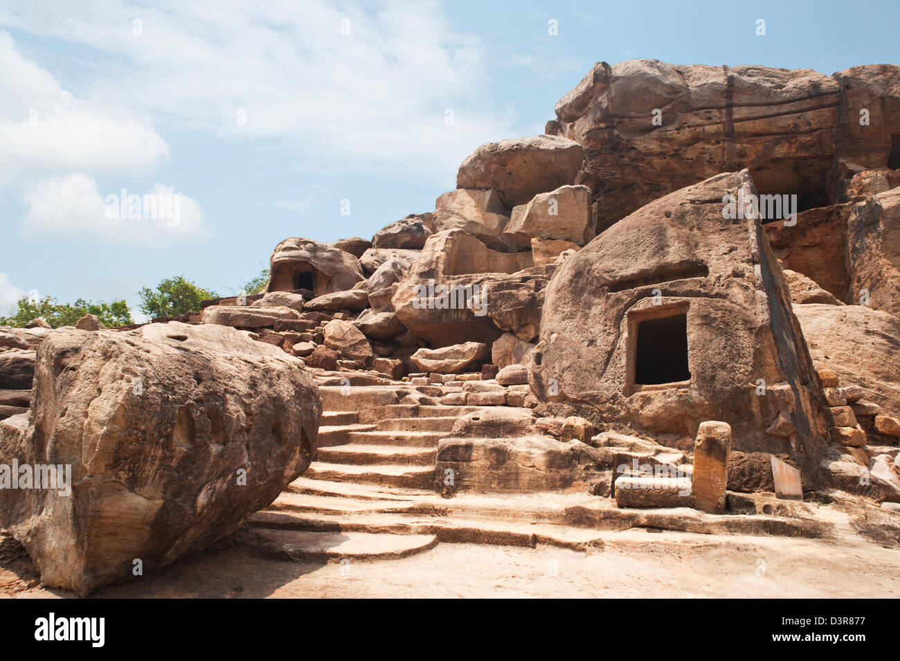Rovine dell antico rifugio in un sito archeologico, Udayagiri e Khandagiri Grotte, Bhubaneswar, Orissa, India Foto Stock
