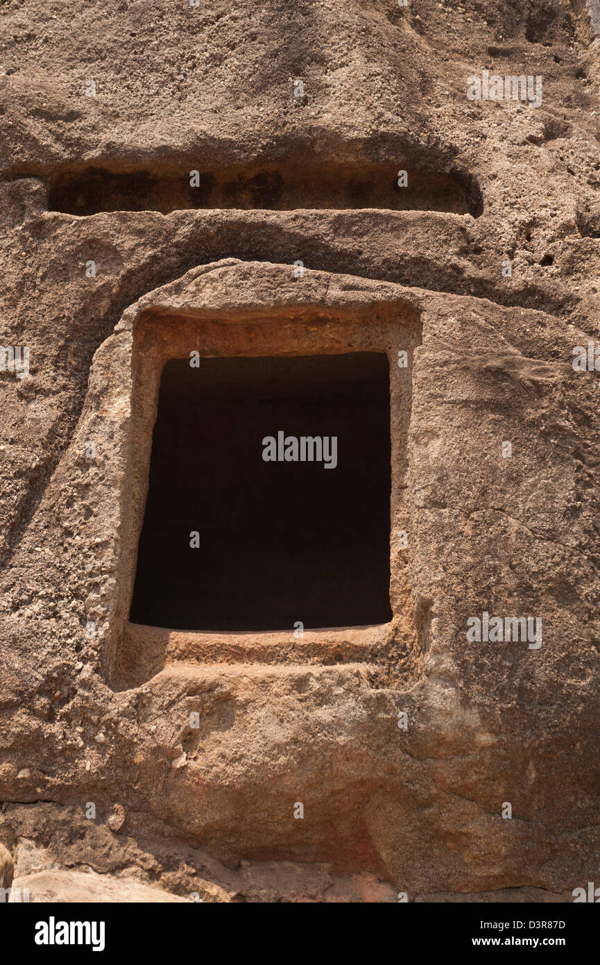Close-up di una finestra sulla parete di un antico edificio, Udayagiri e Khandagiri Grotte, Bhubaneswar, Orissa, India Foto Stock