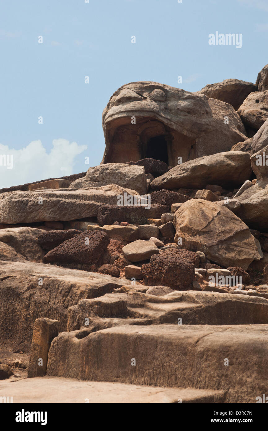 Grotta Antica che rappresenta la bocca di una tigre, Vyaghragumpha, Udayagiri e Khandagiri Grotte, Bhubaneswar, Orissa, India Foto Stock