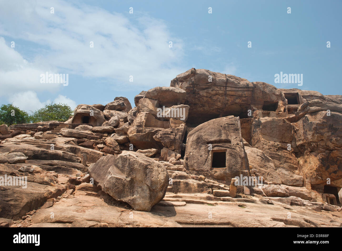 Rovine di antiche grotte presso un sito archeologico, Udayagiri e Khandagiri Grotte, Bhubaneswar, Orissa, India Foto Stock