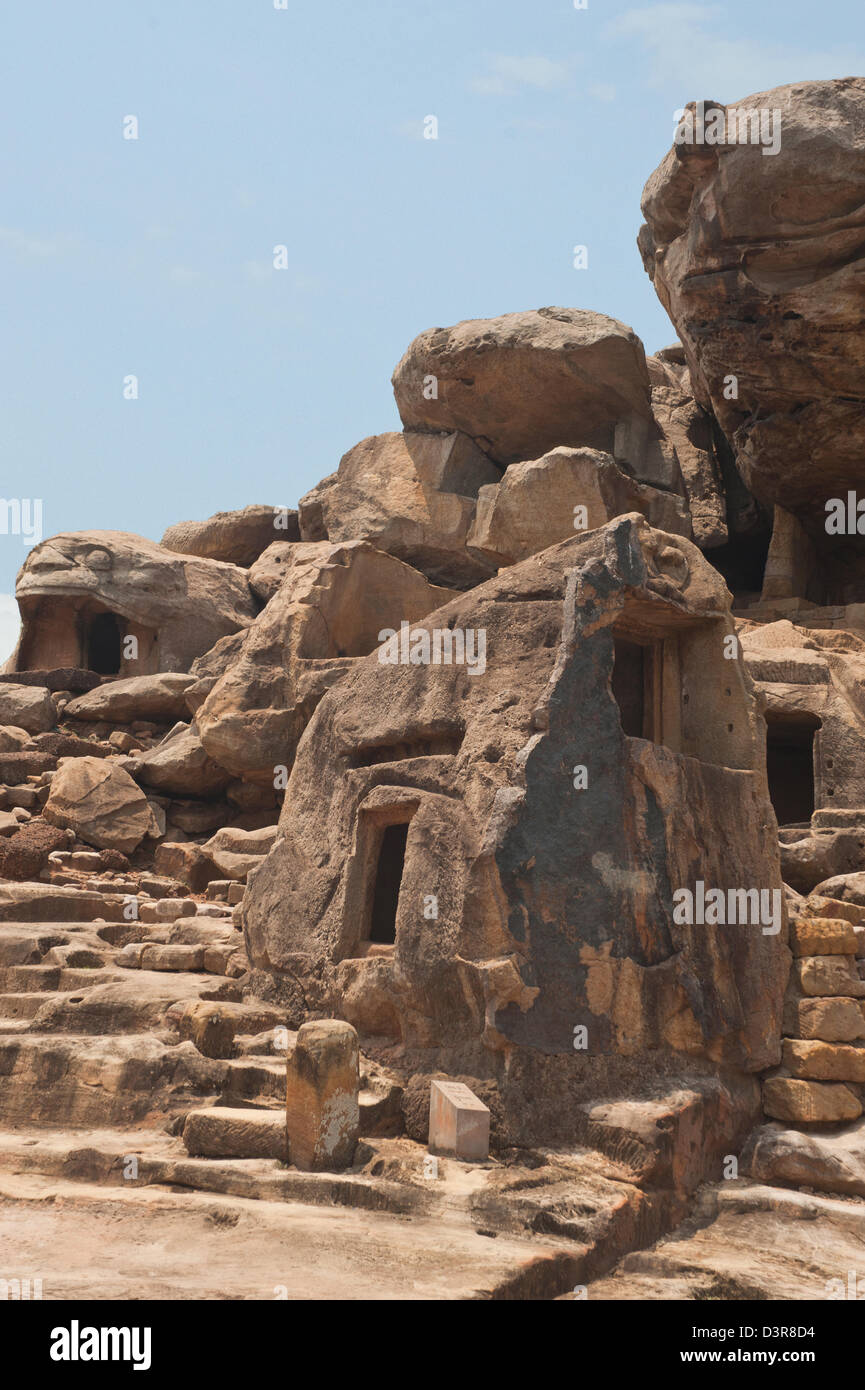 Rovine di antiche grotte presso un sito archeologico, Udayagiri e Khandagiri Grotte, Bhubaneswar, Orissa, India Foto Stock