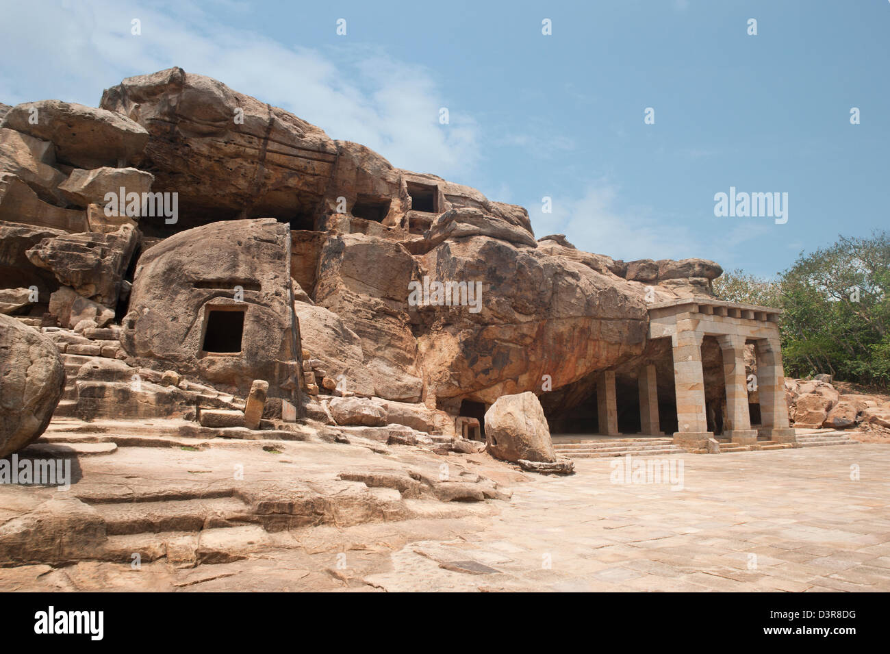 Facciata di un edificio antico, Udayagiri e Khandagiri Grotte, Bhubaneswar, Orissa, India Foto Stock