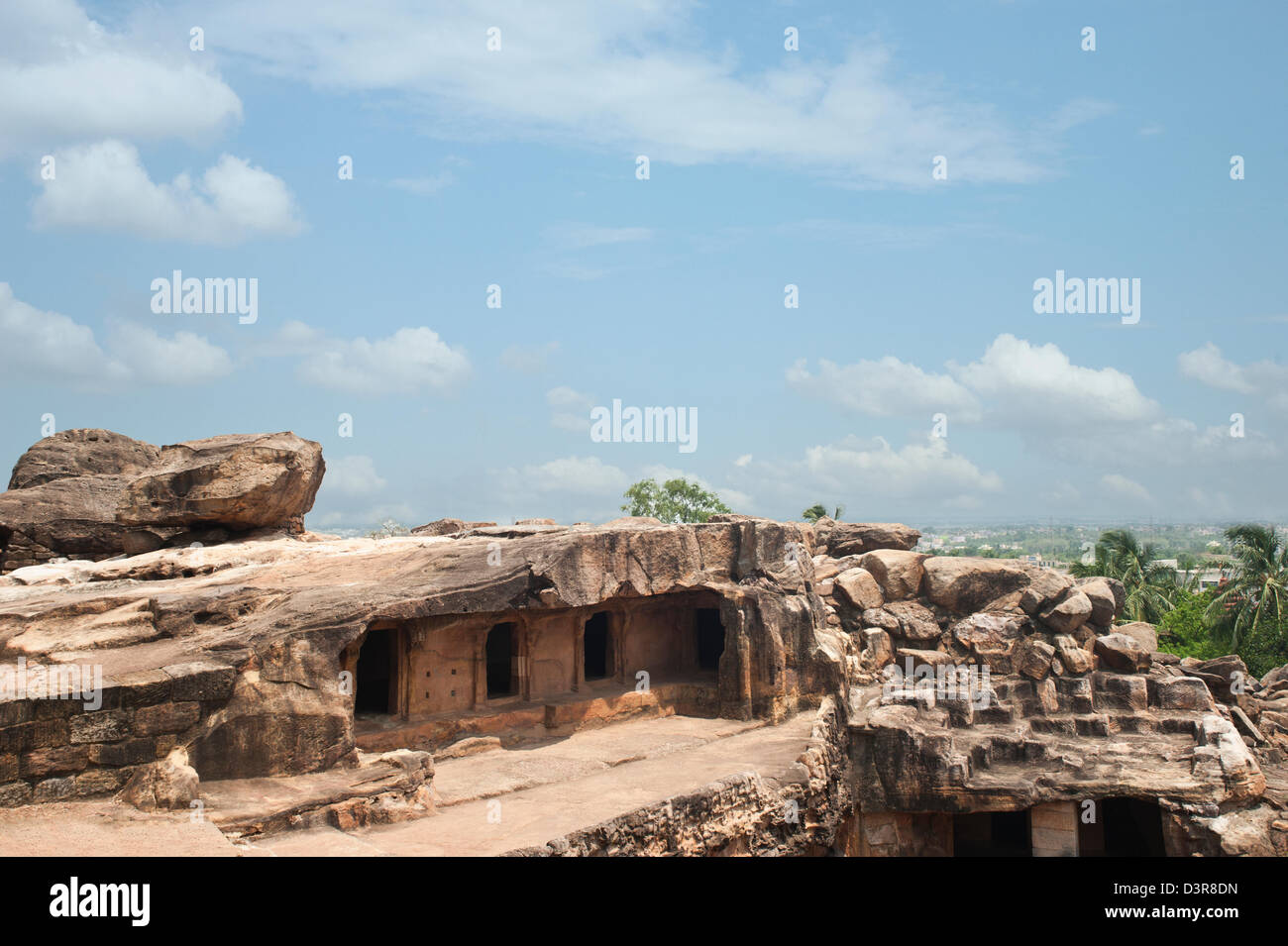 Rovine dell antico rifugio in un sito archeologico, Udayagiri e Khandagiri Grotte, Bhubaneswar, Orissa, India Foto Stock