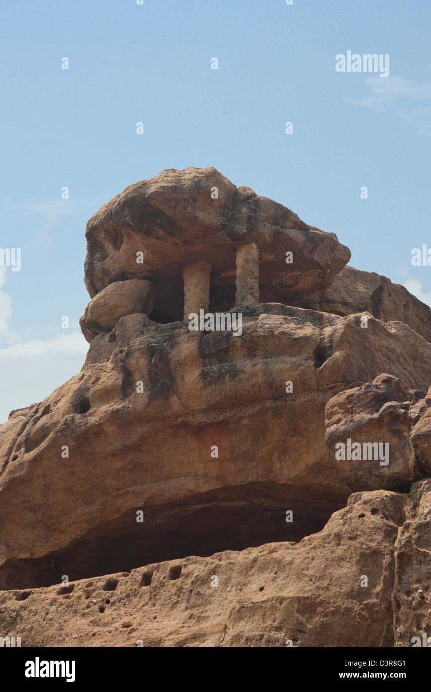 Rovine di antiche grotte presso un sito archeologico, Udayagiri e Khandagiri Grotte, Bhubaneswar, Orissa, India Foto Stock