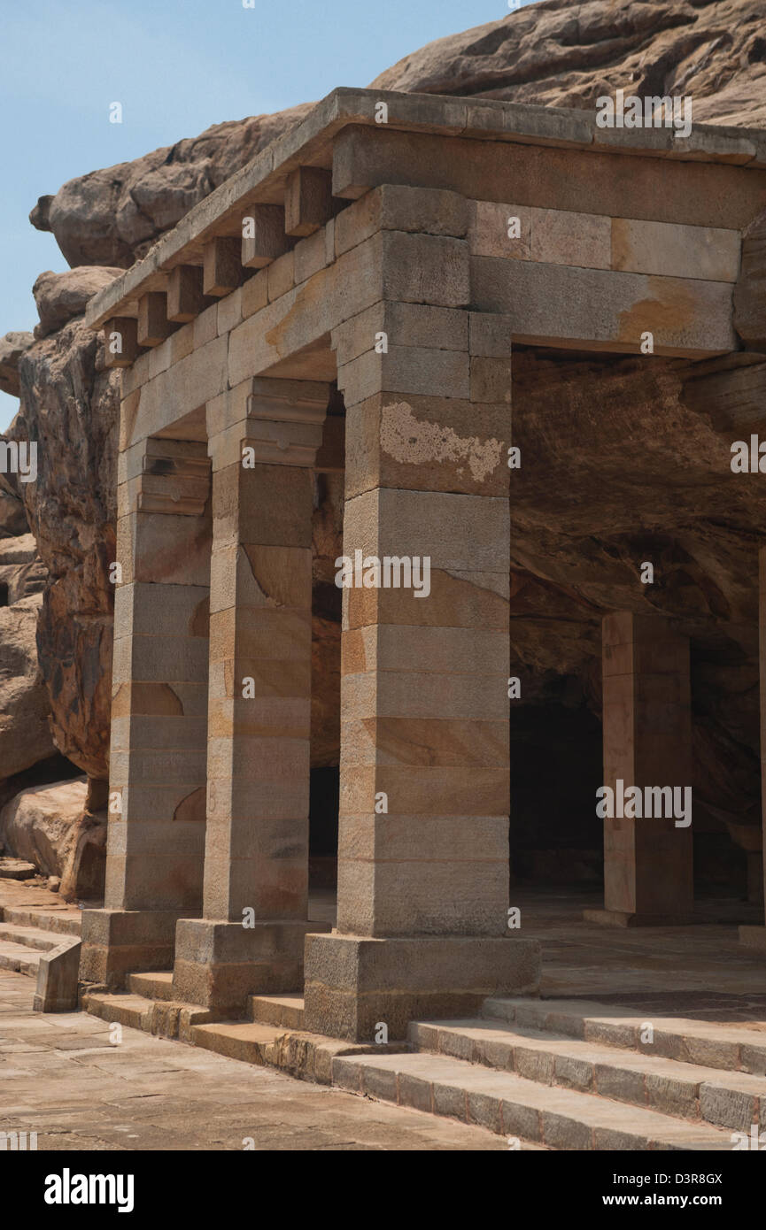 Facciata di un edificio antico, Udayagiri e Khandagiri Grotte, Bhubaneswar, Orissa, India Foto Stock
