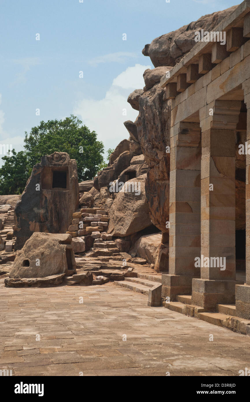 Facciata di un edificio antico, Udayagiri e Khandagiri Grotte, Bhubaneswar, Orissa, India Foto Stock
