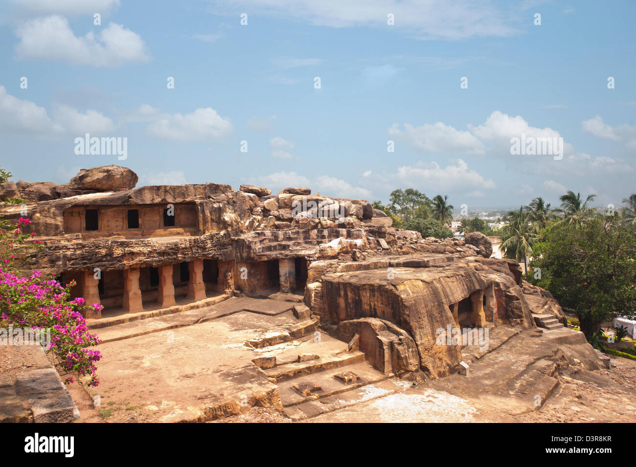 Resti di edifici in corrispondenza di un sito archeologico, Udayagiri e Khandagiri Grotte, Bhubaneswar, Orissa, India Foto Stock