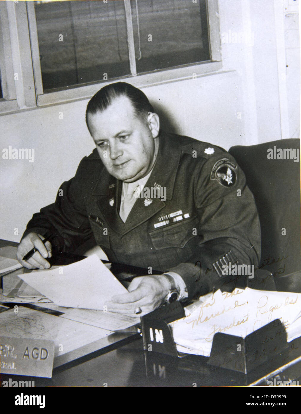 Capt. Forrest Blalock Special Collection Photo Picture è firmato, ''Forrie, pensando ad un altro lavoro per il Maresciallo Prooost. Cordiali saluti, James. H. Reiter Colonel USAF (in pensione) {è} meraviglioso. 2-25-56.'' Foto Stock