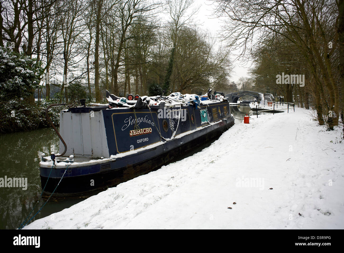 Inverno a sud Oxford Canal City di Oxford Oxfordshire Oxon Inghilterra imbarcazione narrowboat snow scena invernale scena di neve snowscape Foto Stock